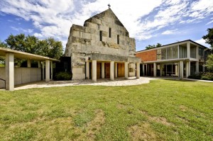 Fachada principal de la iglesia.