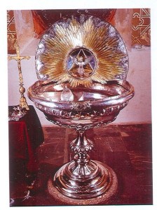 Pila bautismal neoclásica de plata. Catedral de Morelia, México. Siglo XVIII.