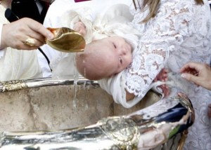 El sacerdote vierte el agua bautismal en la cabeza del catecúmenado.