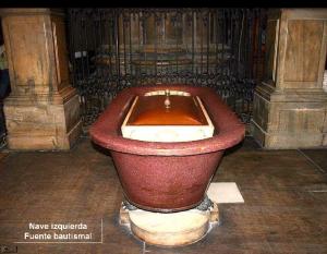 Fuente bautismal de pórfido. Catedral de Milán.Siglo IV. se dice que San Ambrosio bautizó a San Agustín en el año 387 en ella.