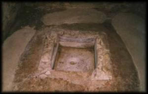 Piscina bautismal de la iglesia de Santines. Asturias. Siglo VI.