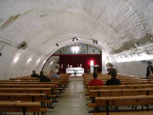 Estado previo: vista del presbiterio y de las humedades de la nave.