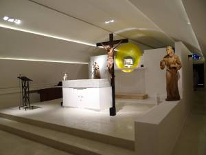 El altar y el tabernáculo, con un mismo simbolismo en el diseño.