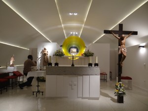 El presbiterio en funcionamiento.