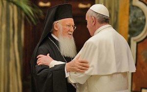 El Patriarca de Constantinopla Bartolomé I junto al Papa Francisco.