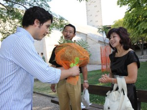 Etsuro Sotoo junto a su esposa.