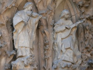 Músicos celestiales esculpidos por Sotoo.