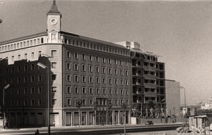 Vista del nuevo edificio, ya terminado, desde la calle de Cea Bermúdez.