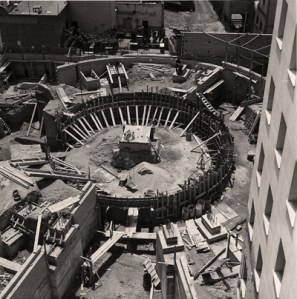 Las obras de la nueva iglesia duraron seis años. Sus características técnicas imponían unos fuertes cimientos, y obedecían tanto a causas estéticas (su forma en cono truncado) como geográficas (las características del terreno)