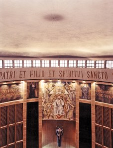 letras de oro la latréutica glorificación suprema a la Santa Trinidad.