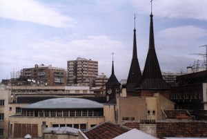 Las dos torres de la iglesia de Santa Rita y la tercera, más pequeña, en el edificio de la residencia