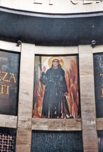 En la zona superior del cono truncado, Javier Clavo usó los espacios intercalados entre las frases de San Agustín sobre el sentido del templo cristiano para pintar un santoral agustino con fondos de colores oscuros.