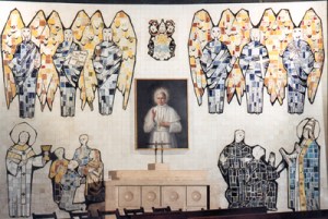 Capilla de san Pío X en la iglesia de Santa Rita de Madrid. Cerámica de Arcadio Blasco y óleo de Juan Barba.