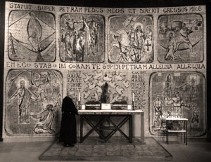 Capilla de Nuestra Señora del Pilar. Cerámica de Arcadio Blasco. Foto tomada en la inauguración de la iglesia.