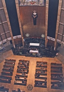El lucernario de la cripta de San Nicolás, visto desde la iglesia (parte inferior de la foto) tiene la forma de la estrella, símbolo de San Nicolás de Tolentino.