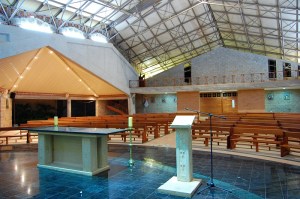 Vista interior desde el presbiterio.