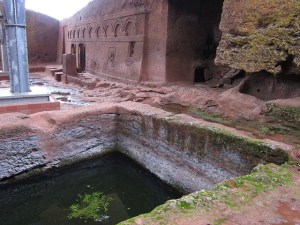 Cisterna en el patio de Bet Maryam.