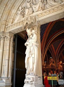 Imagen de la Virgen en la entrada a la capilla inferior.