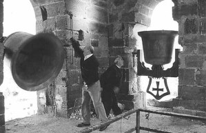 Campaneros tocando las campanas.