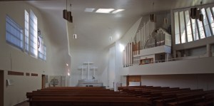 Púlpito, altar y órgano.