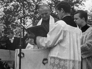 Ceremonia para la colocación de la primera piedra de la iglesia de Nowa Huta.
