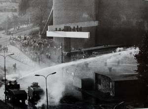 Represión de las autoridades comunistas junto a la iglesia de Nowa Huta.