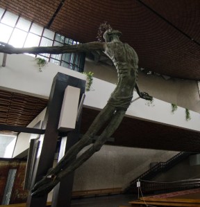 Crucificado obra de Bronislaw Chromy.