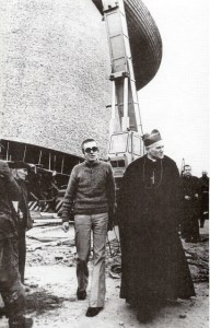 Karol Wojtila visitando las obras de la iglesia de Nowa Huta.