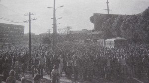 Protesta del pueblo polaco junto a la iglesia de Nowa Huta.