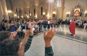 Sacerdote micrófono en mano durante la Santa Misa.