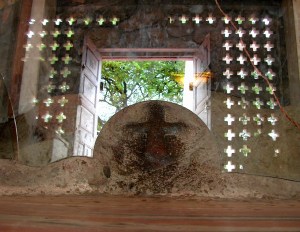 Cruz milagrosa tallada en piedra.