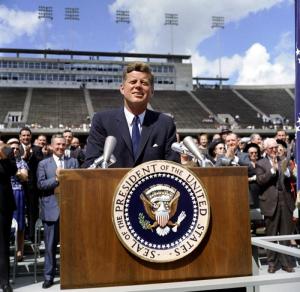 J.F. Kennedy detrás de un atril.
