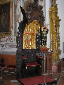 Sede ricamente ornamentada.