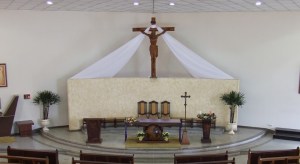 Ejemplo de tres sedes iguales en un presbiterio.