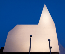 Fachada de la iglesia de la autopista