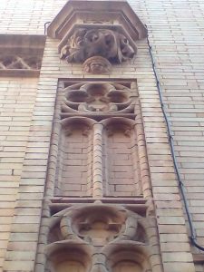Detalle de fachada de capilla de los Luises