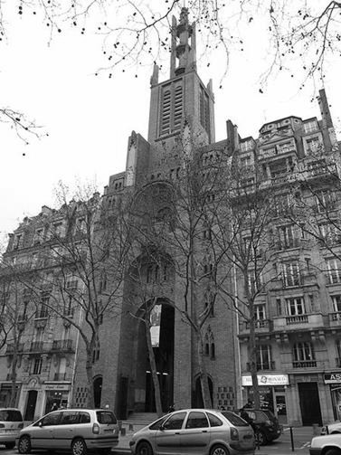 Fachada del templo del Espíritu Santo en Paris (1920) construida bajo la influencia de Los Talleres de Arte Sacro