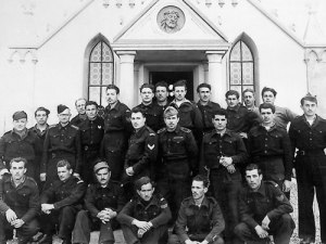 Los prisioneros italianos junto a la capilla